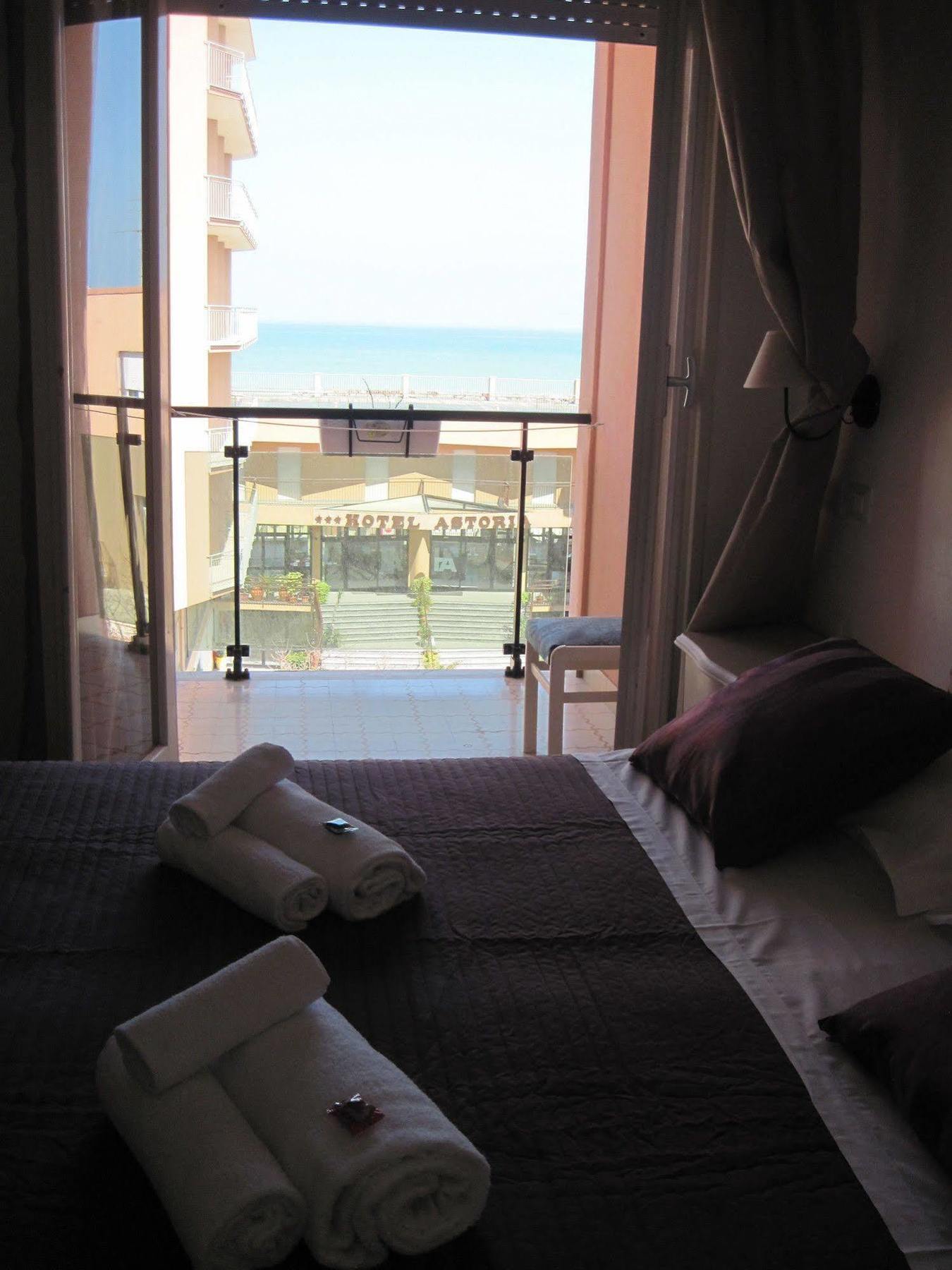 Amadei Hotel Promenade Pesaro Esterno foto